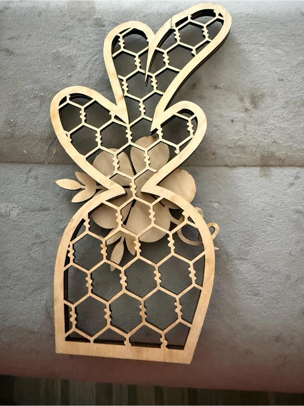 Wood  chicken wire carrot leaner home decor